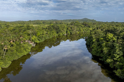 France, Guyane, Kourou, le carbet du Camp Maripas en bordure du fleuve Kourou, la montagne des Singes (161 mètres d'altitude) en arrière plan (vue aérienne)
