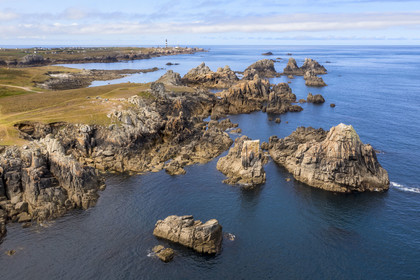 France, Finistère (29), Mer d'Iroise, Ile d'Ouessant, la cote dechiquetée et les rochers de la cote Nord, le phare du Créac'h en arrière plan (vue aérienne)
