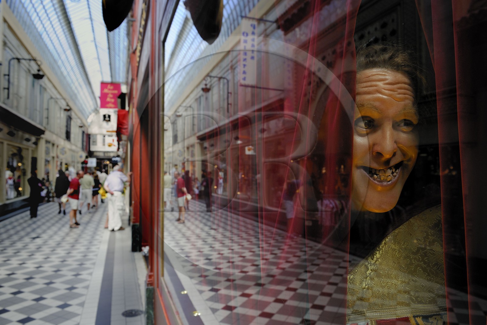 France, Paris (75), Passage Jouffroy avec une vitrine du musée Grévin