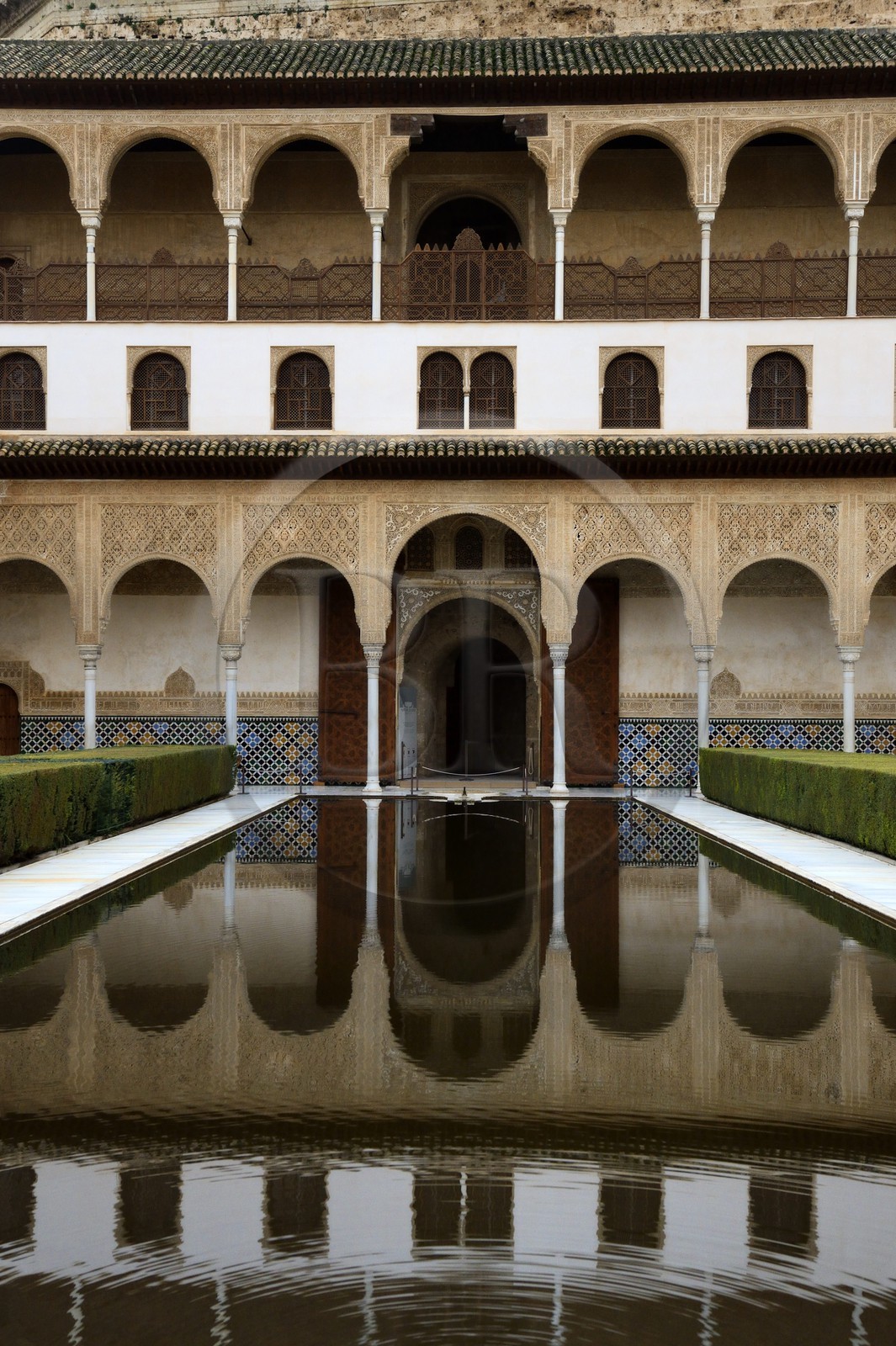 Espagne, Andalousie, Grenade, Palais nasrides de l'Alhambra, classé Patrimoine Mondial de l'UNESCO, Palais de Comares, Cour des Myrtes ou Patio des Myrtes (Patio de los Arrayanes)