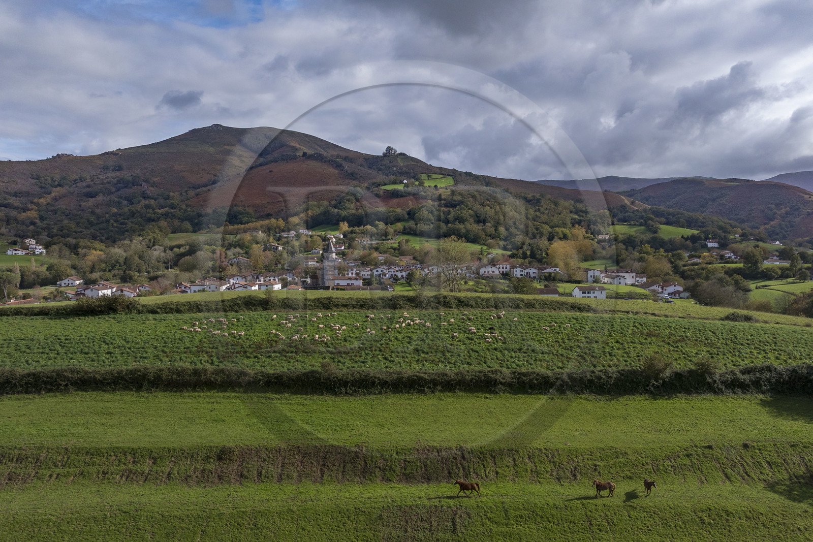 France, Pyrénées-Atlantiques (64), Pays-Basque, Ainhoa, labellisé Les Plus Beaux Villages de France (vue aérienne)
