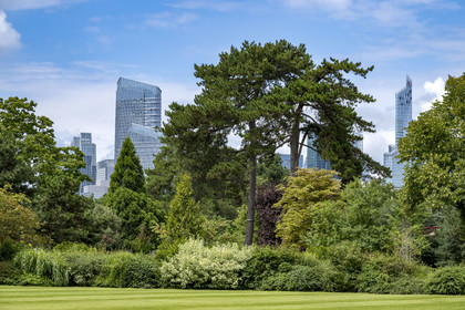 France, Paris (75), les immeubles de la Défense depuis le Bois de Boulogne