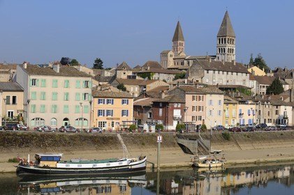 France, Saône et Loire (71), Tournus, les bords de Saône et les deux tour de l'ancienne abbaye