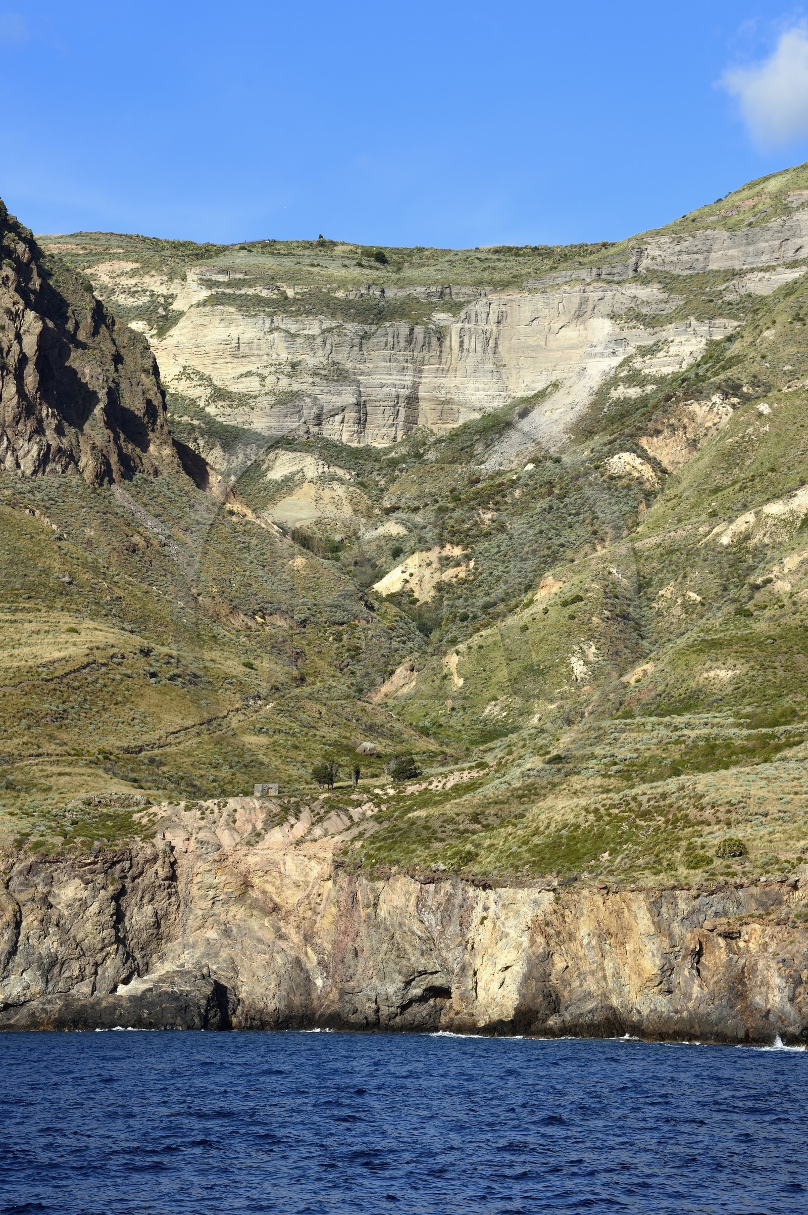 Italie, Sicile, iles Eoliennes, classées Patrimoine Mondial de l'UNESCO, Ile de Lipari, falaises de la cote Ouest