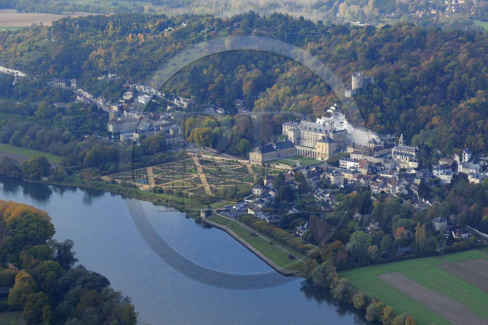 France, Val-d'Oise (95), parc naturel du Vexin français, la Roche-Guyon, labellisé Les Plus Beaux Villages de France, le château et la Seine (vue aérienne)