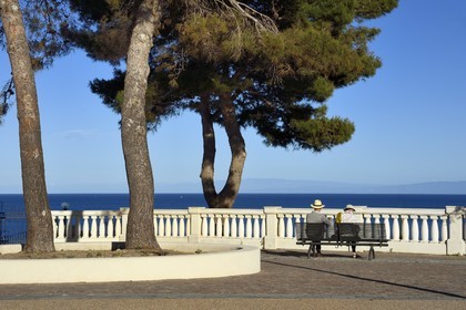 Italie, Sicile, iles Eoliennes, classées Patrimoine Mondial de l'UNESCO, Ile de Lipari, Lipari, couple sur la Piazza Giuseppe Mazzini
