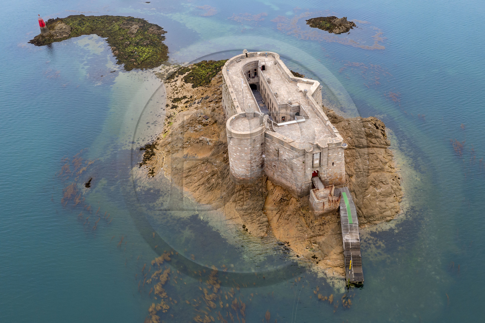 France, Finistère (29), Baie de Morlaix, Plouezoc'h, le chateau du Taureau construit par Vauban au XVIIe siècle (vue aérienne)