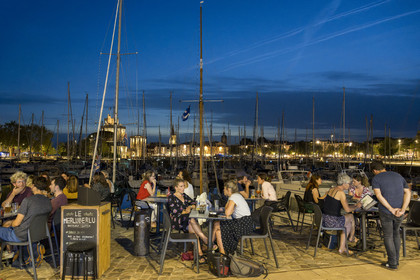 France, Charente-Maritime (17), La Rochelle, le bassin à flot du Vieux-Port, terrasse du restaurant le Merluberlu sur les quais