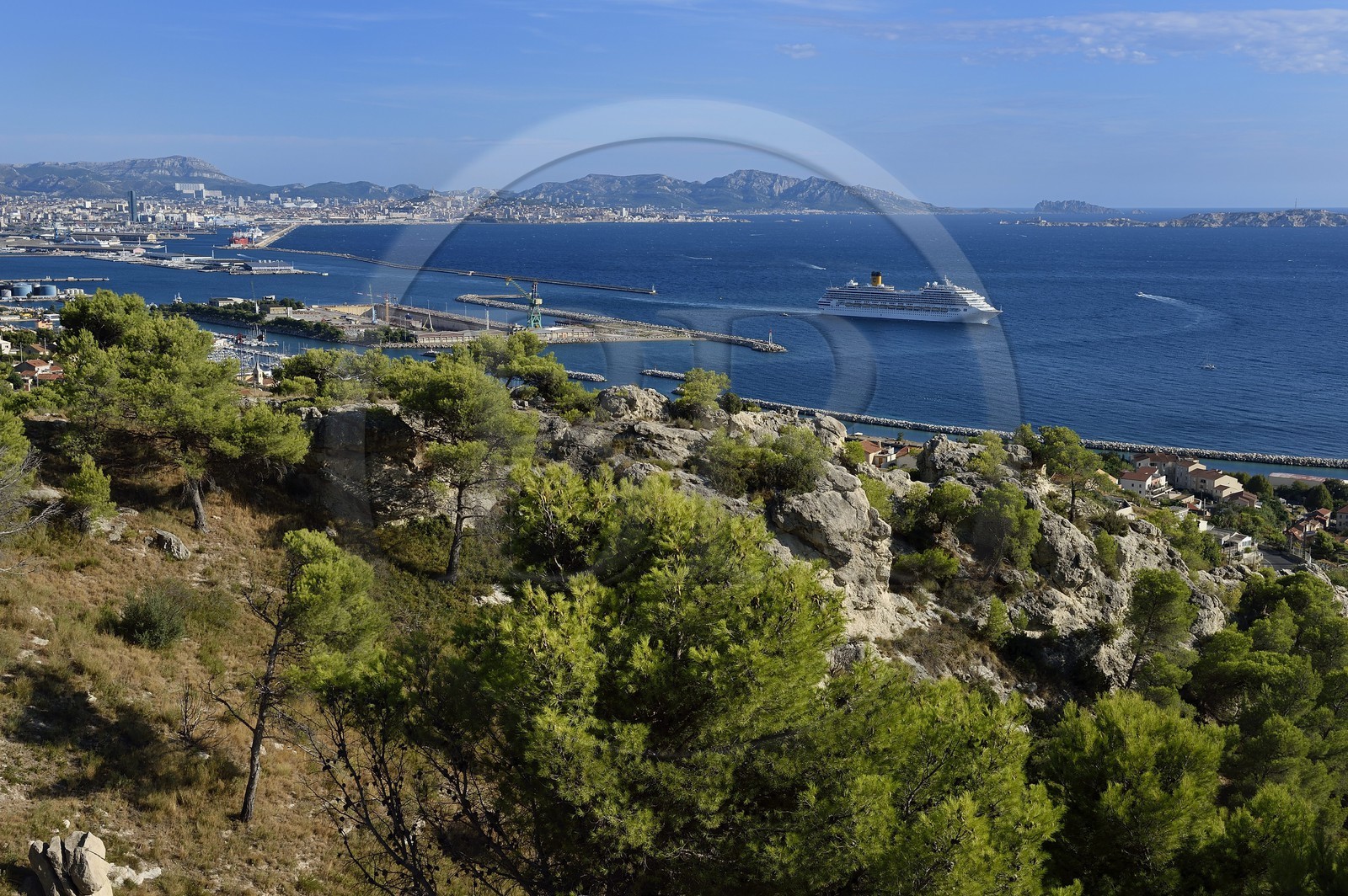 France, Bouches-du-Rhône (13), Marseille, 16e arrondissement, Grand Port Maritime de Marseille ou GPMM, Bassins Est depuis l'Estaque