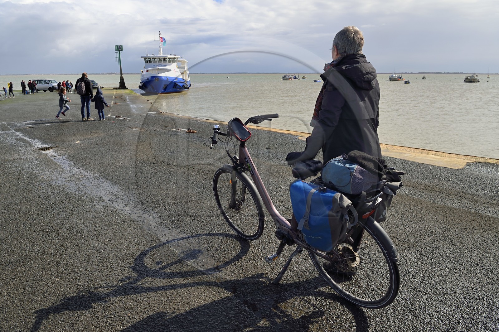 France, Charente-Maritime (17), Fouras, cycliste faisant la véloroute La Flow Vélo à l'embarquement sur la navette faisant la liaison avec l'ile d'Aix au port de la Pointe de la Fumée