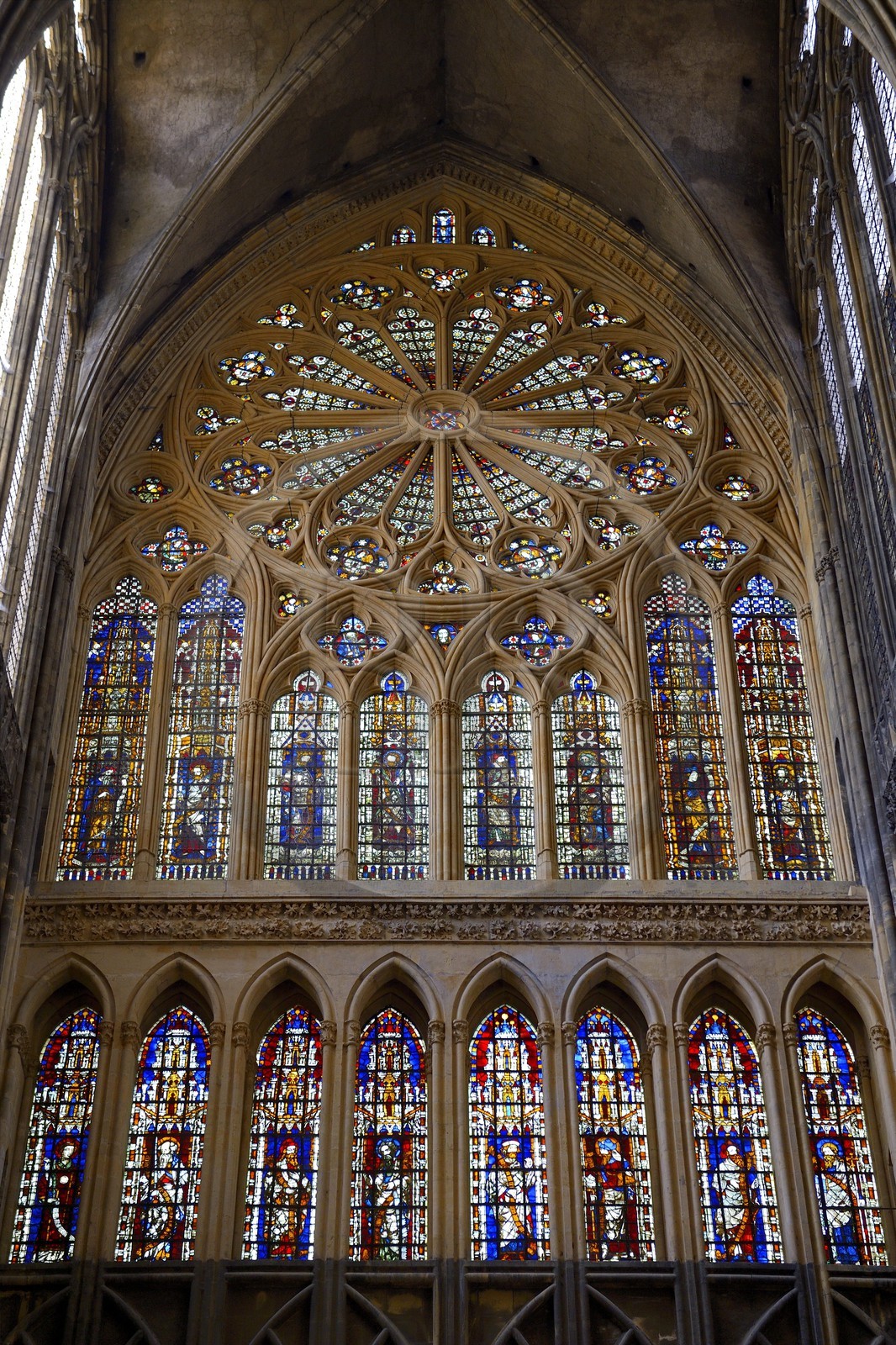 France, Moselle (57), Metz, la cathédrale Saint-Etienne, facade occidentale, vitraux du XIVeme siècle de Hermann de Münster et la grande rosace