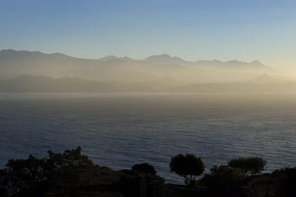 France, Haute-Corse (2B), Nonza, le golfe de Saint Florent et les montagnes des Agriates