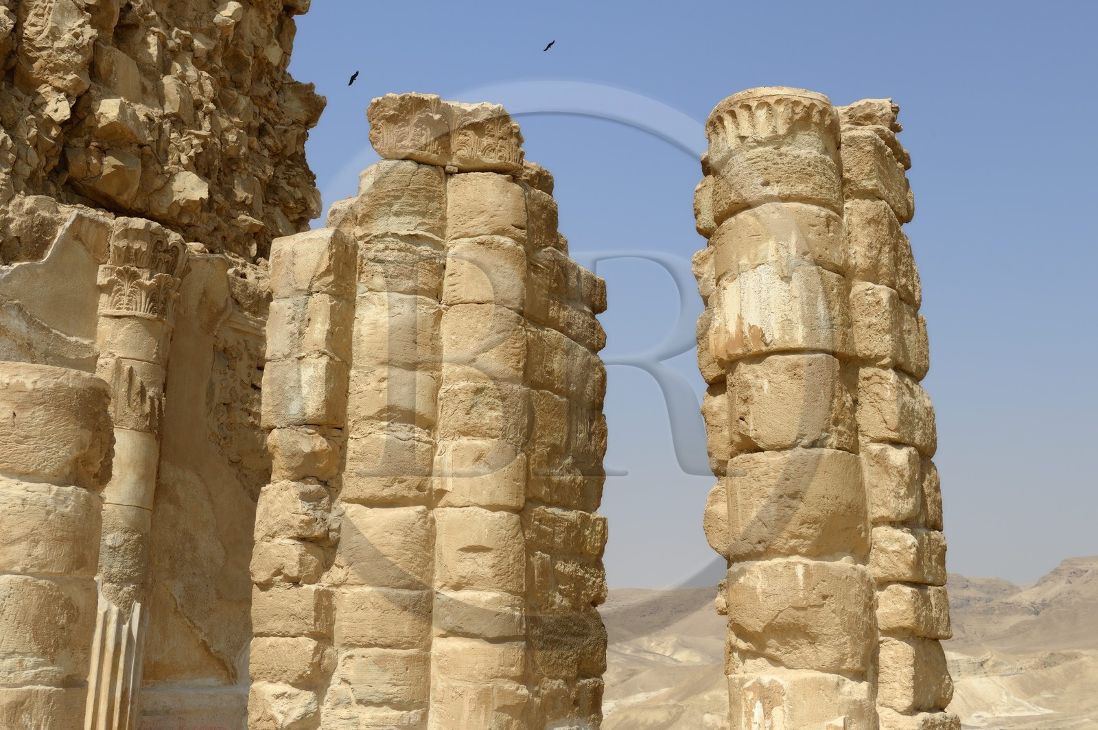 Israel, désert du Neguev, forteresse de Massada, classée Patrimoine Mondial de l'UNESCO, terrasse inférieure du Palais suspendu d'Hérode dont la résidence privée s'étageait sur trois niveaux