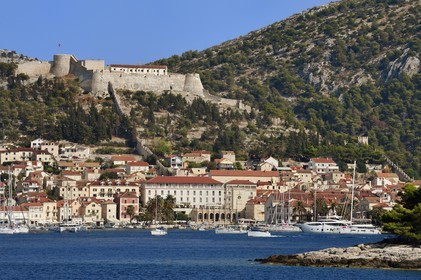 Croatie, Dalmatie, cote dalmate, Ile de Hvar, la ville de Hvar dominé par la Forteresse Espagnole