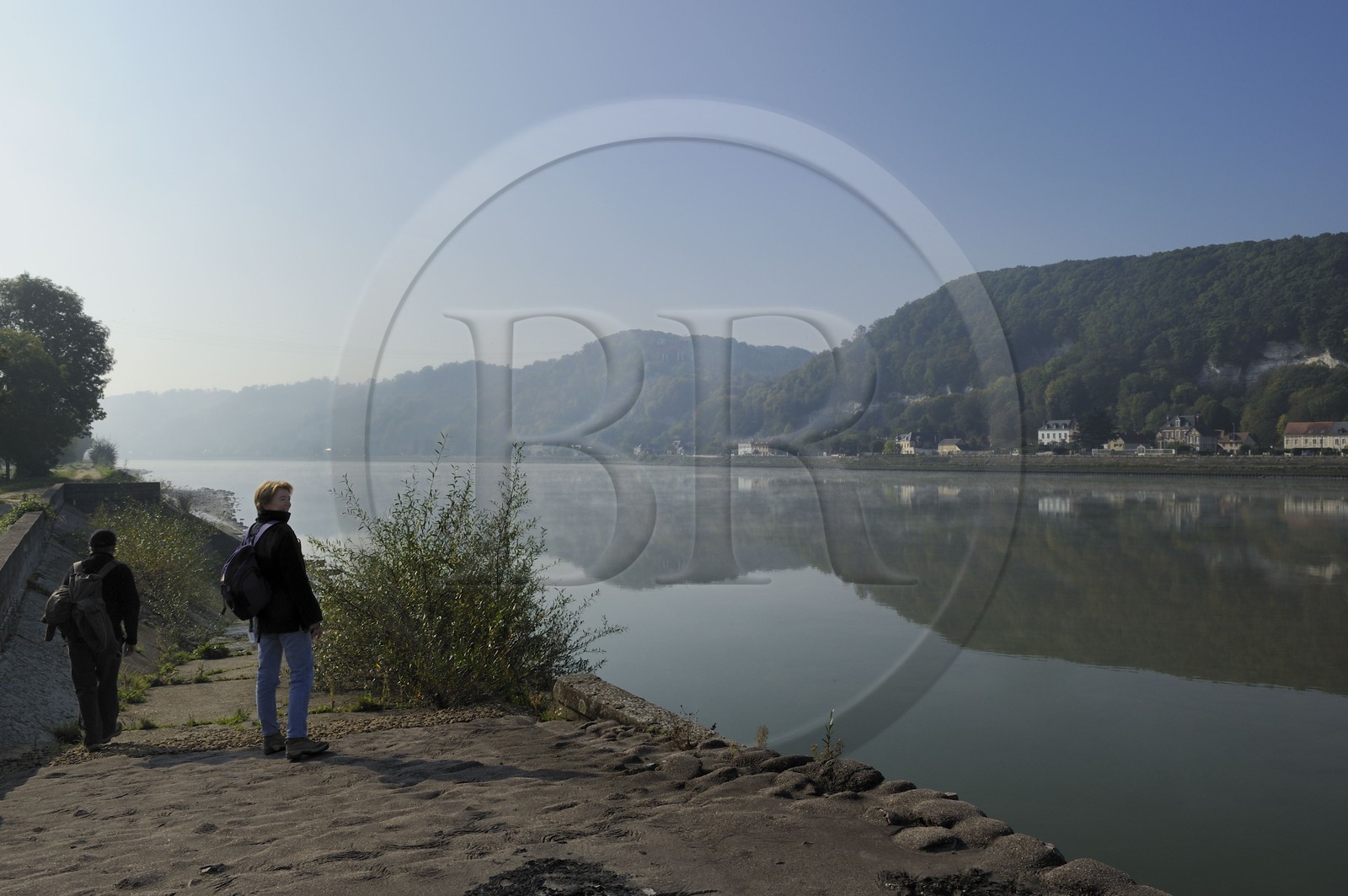 France, Seine-Maritime (76), le Bas Mauny situé dans l'Eure dans la brume en aval du village de La Bouille sur la rive gauche de la Seine