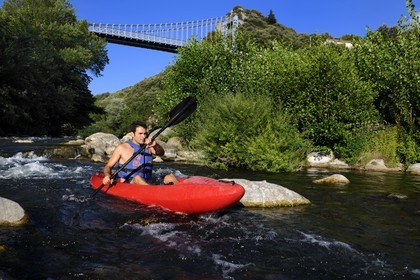 France, Hérault (34), vallée de l' Orb, descente en canoë-kayak de la rivière Orb au moulin de Travassac à Mons la Trivalle, Sylvain Cathala de Ateliers Rivière Randonnées