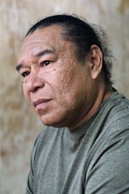 Caraïbes, Ile de la Dominique, Territoire Kalinago unique réserve amérindienne de l'archipel des Antilles, village de Touna Auté, l'ancien chef des Kalinago Irvince Auguiste