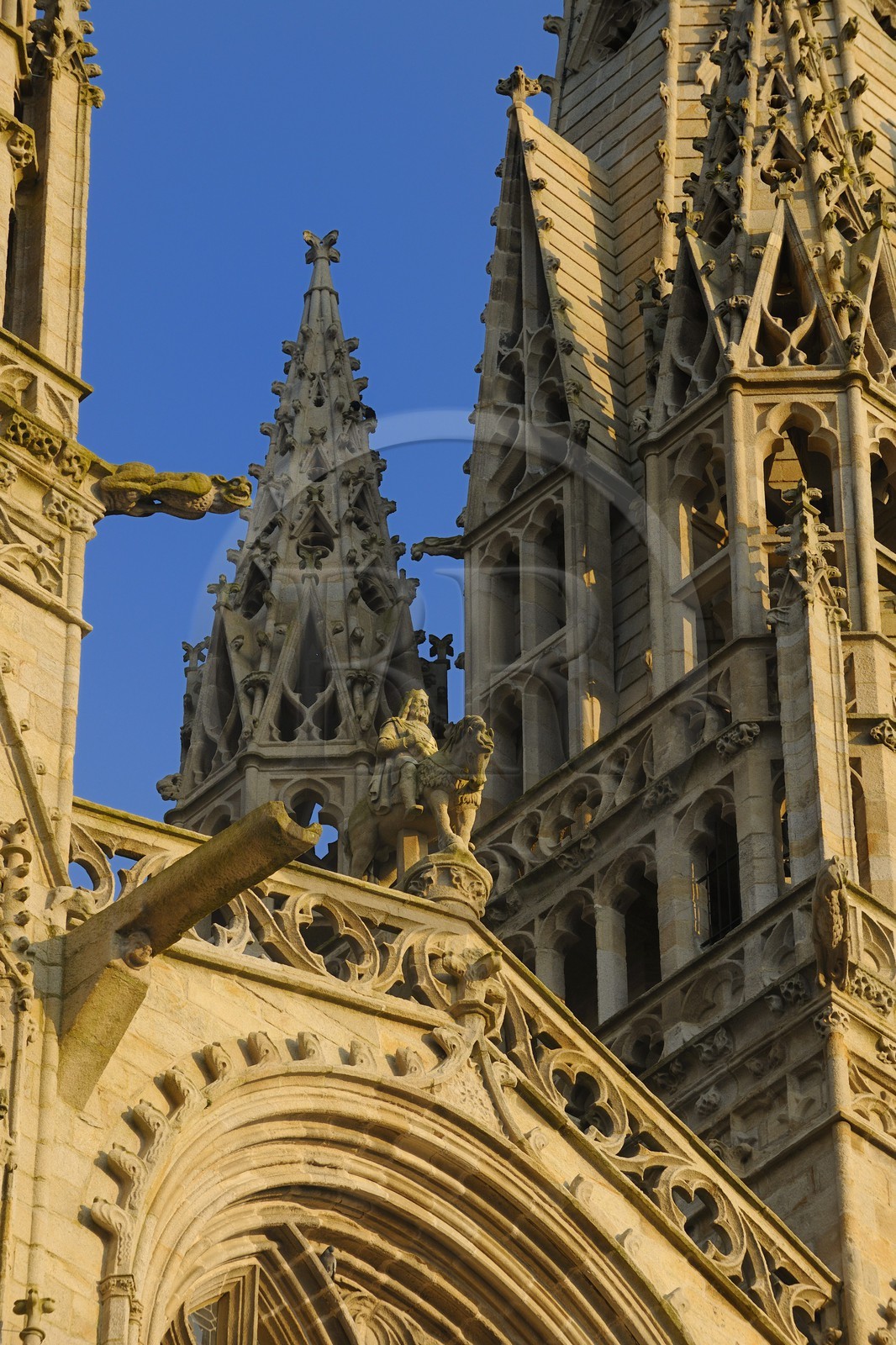 France, Finistère (29), Quimper, cathédrale Saint-Corentin, la statue équestre du roi Gradlon