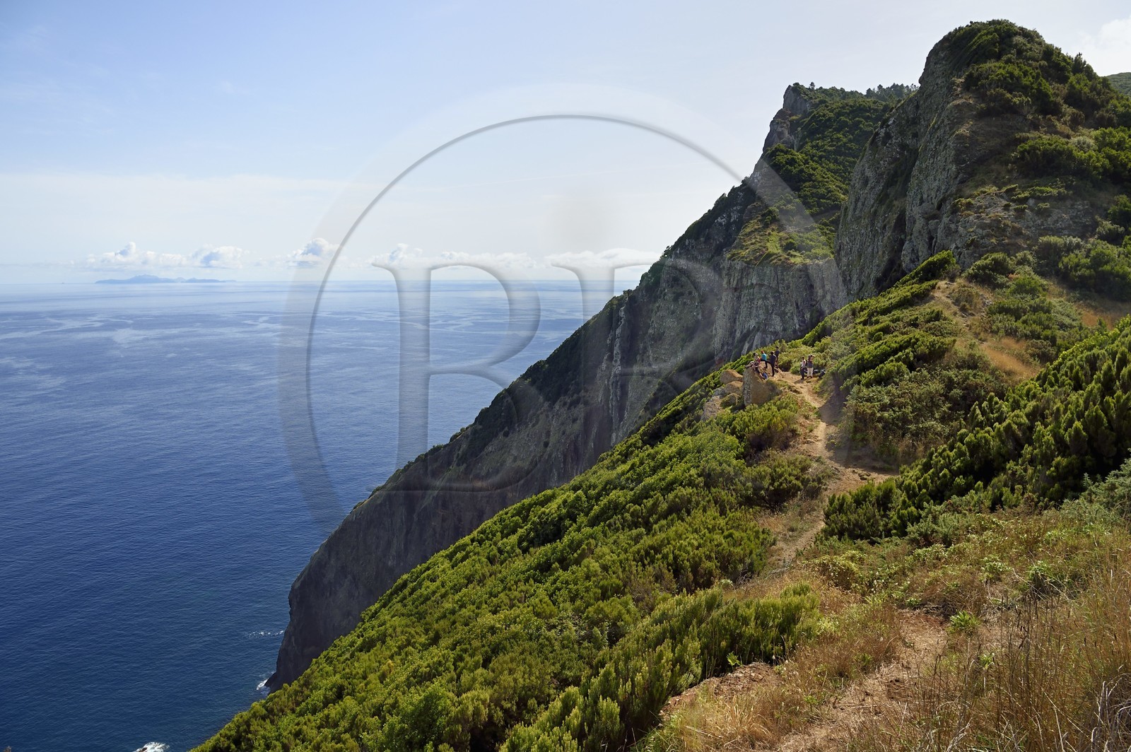Portugal, Ile de Madère, randonnée de Machico à Porto da Cruz par le Vereda do Larano, randonneurs au col de Boca do Risco