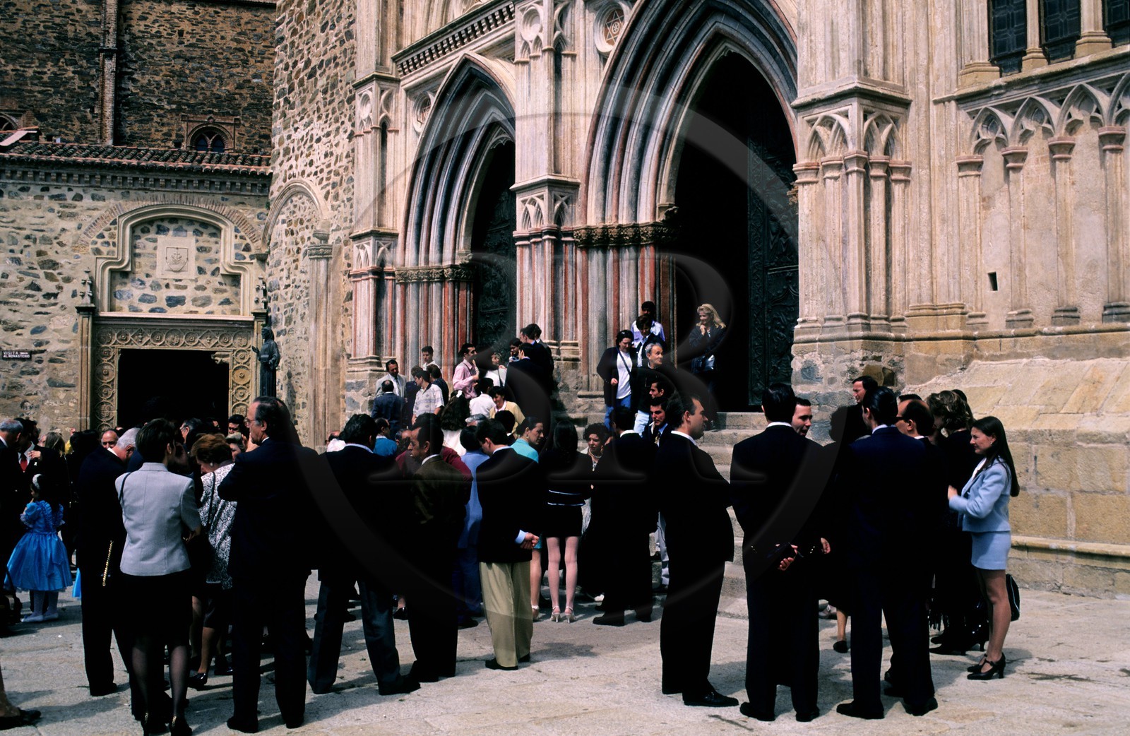 Espagne, Estrémadure, Monastère Notre-Dame de Guadaloupe (XIII ème siècle), gens sortant de la messe