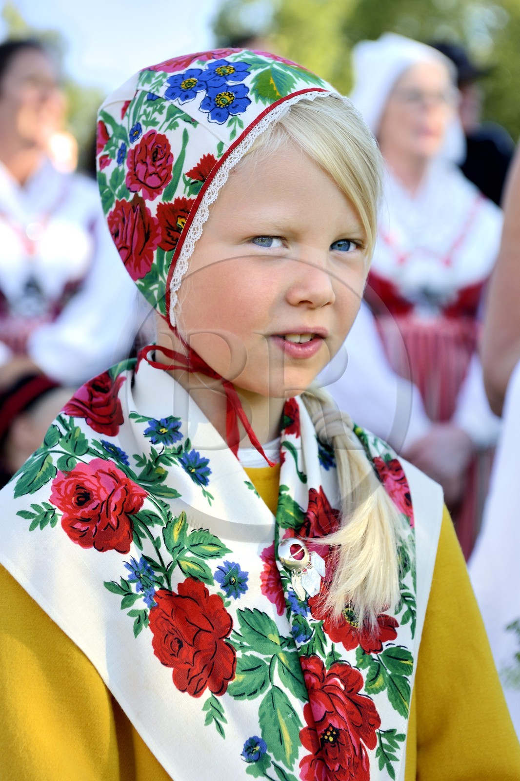 Suède, comté de Dalécarlie, région de Leksand, célébrations du solstice d'été dans le petit hameau de Hjulbäck, jeune fille en costume traditionnel