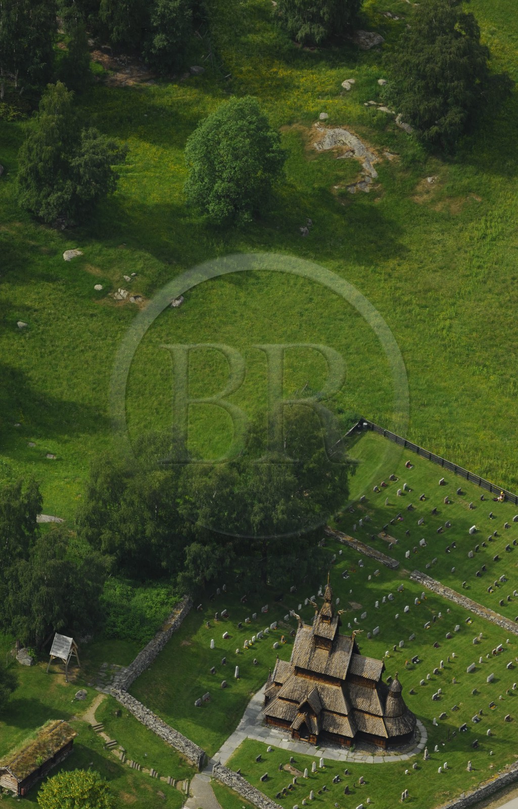 Norvège, comté de Sogn Og Fjordane, Borgund, église en bois debout dite stavkirker ou stavkirke construite en 1130 (vue aérienne)