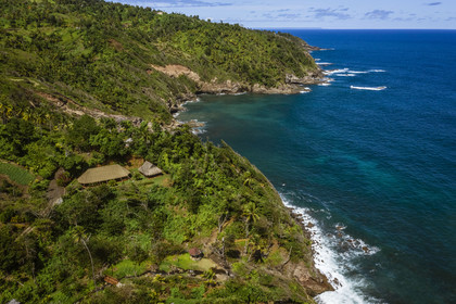 Caraïbes, Ile de la Dominique, Salybia, Territoire Kalinago, Kalinago Barana Autê (le village Caraïbe en bord de mer), grand village des indiens Kalinagos destiné à la mise en valeur et au partage de leurs activités traditionnelles (vue aérienne)