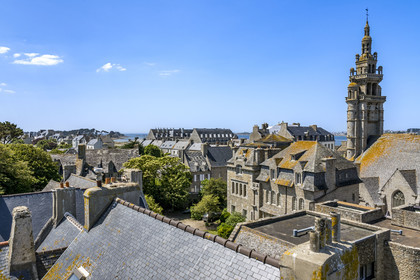 France, Finistère (29), Roscoff, les toits de la vieille ville dominés par l'église Notre-Dame de Croaz Batz