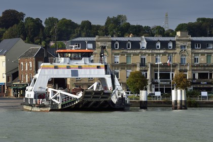 France, Seine-Maritime (76), Pays de Caux, Parc naturel régional des Boucles de la Seine normande, traversée du bac auto sur la Seine à Duclair