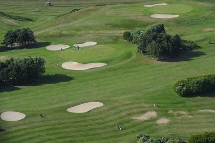 France, Seine-Maritime (76), Pays de Caux, Côte d'Albâtre, Etretat, le golf des falaises d'Aval (vue aérienne)