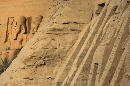 Egypte, Haute Egypte, Nubie, Abou Simbel, site classé Patrimoine Mondial de l'UNESCO, le temple de Ramsès II en arrière plan et le temple de Nefertari dédié à la déesse Hathor à droite