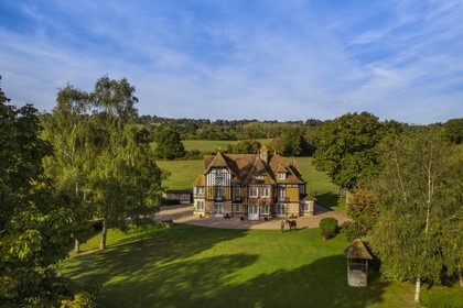 France, Calvados (14), Pays d'Auge, Beuvron-en-Auge, labellisé Les Plus Beaux Villages de France, manoir du Haras de Sens, le cheval Gold de Padd (fils de l'étalon Ready Cash) tenu par le stud groom Dominique Blachet (vue aérienne)