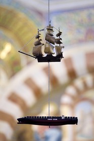 France, Bouches-du-Rhône (13), Marseille, basilique Notre-Dame de la Garde, de nombreux ex-voto sont offerts à la Vierge, au plafond sont suspendus de petits vaisseaux avec leurs agrès et ayant leur nom inscrit sur la poupe