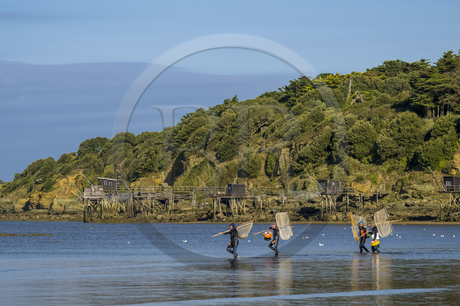France, Loire-Atlantique (44), Baie de Bourgneuf, Pornic, cabanes de pêche traditionnelle au carrelet en bordure de la plage de Crêve-coeur à La Bernerie-en-Retz, pecheurs à pied de crevettes à l'épuisette