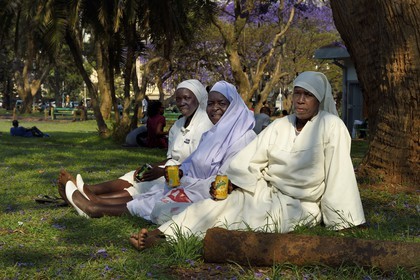 Zimbabwe, Harare, African Unity Square (anciennement Cecil Square), religieuses se reposant sous un jacaranda