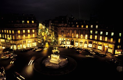 France, Paris (75), la place des Victoires la nuit avec la circulation