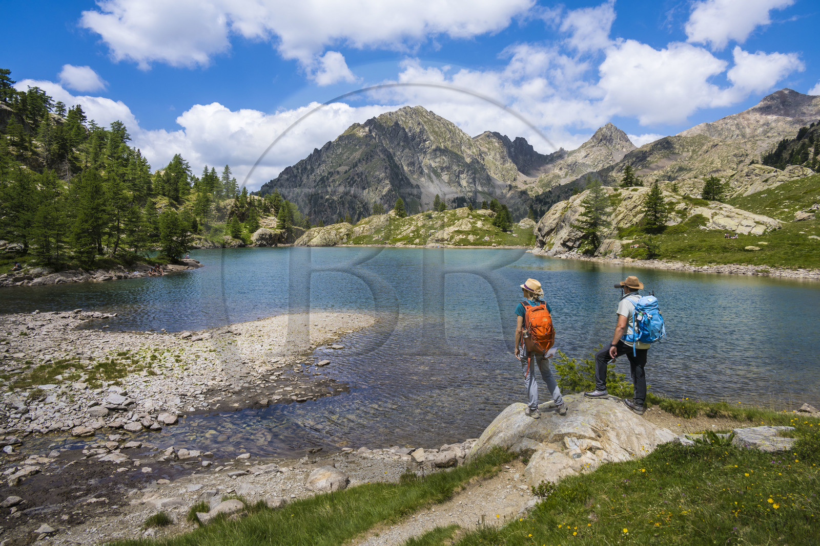 France, Alpes-Maritimes (06), parc national du Mercantour, Haute-Vésubie, Saint-Martin-Vésubie, Val du Haut Boréon, randonneurs au lac de Trécolpas (2150m), le Mont Pelago à gauche et la Cime Guilié (2999m) à droite en arrière-plan
