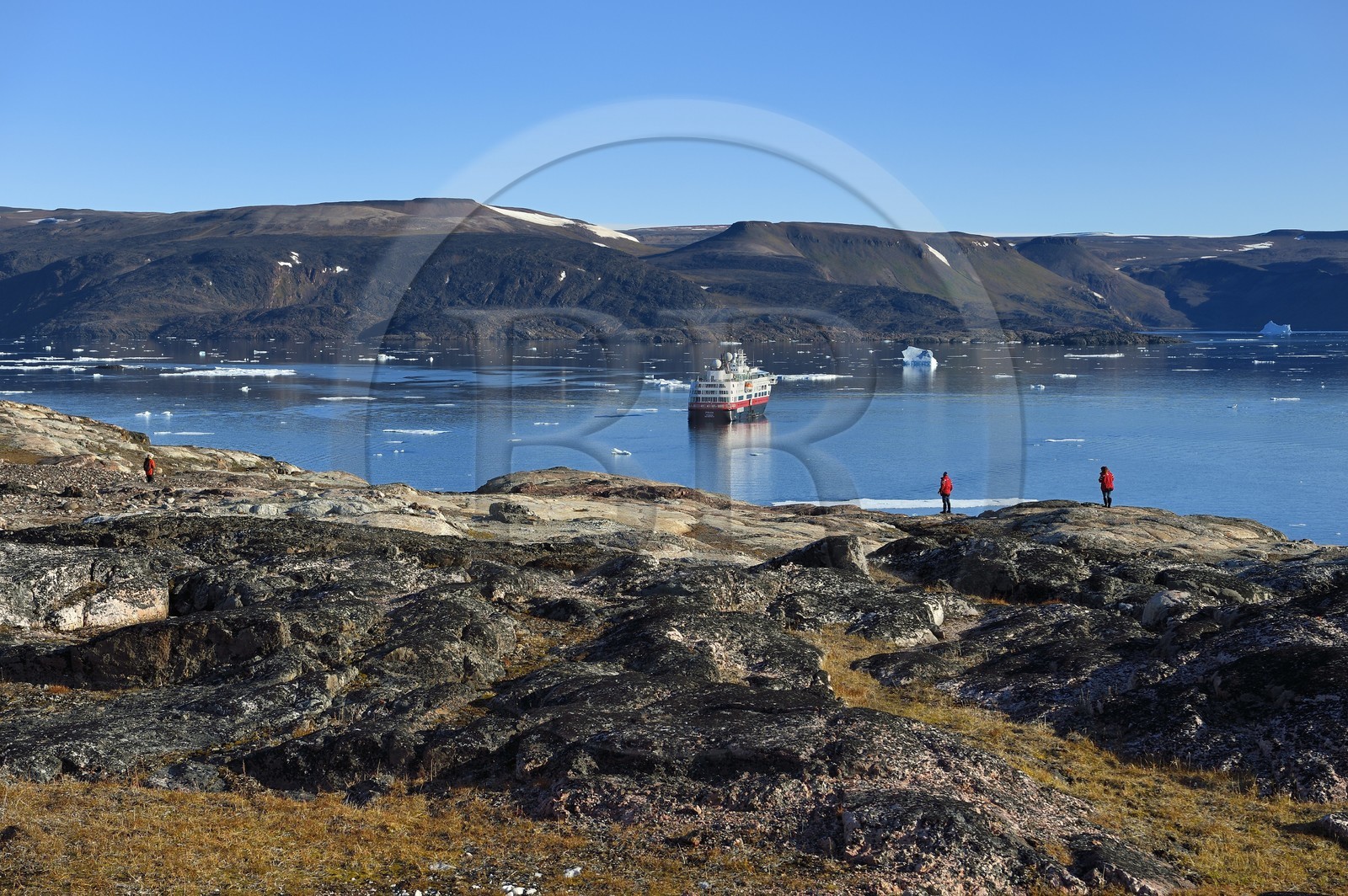 Groenland, cote Nord-Ouest, Smith sound au nord de la baie de Baffin, Inglefield Land, randonnée sur le site de Etah dans le Foulke fjord, campement inuit aujourd'hui abandonné qui servit de base à plusieurs expéditions polaires, le bateau de croisière MS Fram de la compagnie Hurtigruten en arrière plan