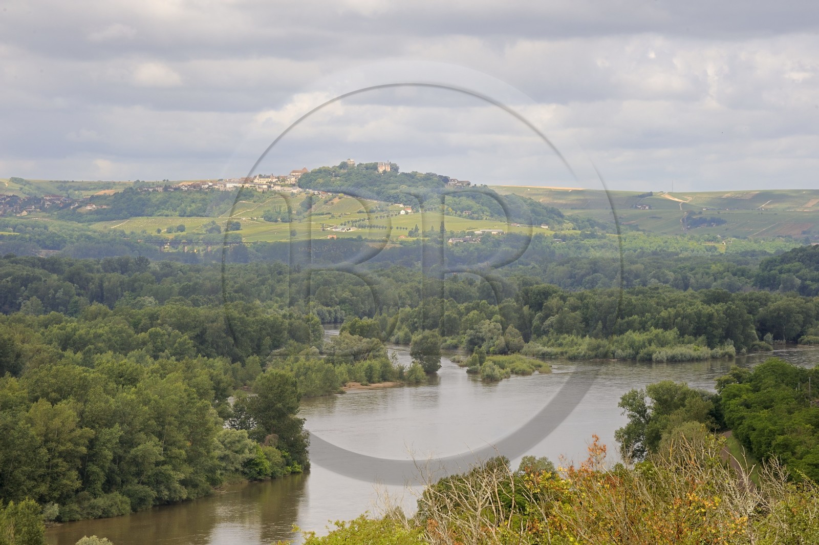 France, Nièvre (58), la Loire vers Pouilly-sur-Loire, au fond le village de Sancerre