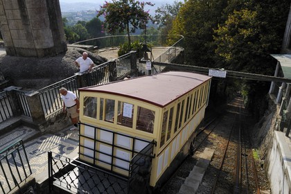 Portugal, région du Minho, Braga, le sanctuaire de Bom Jesus do Monte, le funiculaire datant de 1882 à contrepoids d'eau