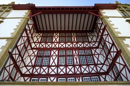 France, Pyrénées-Atlantiques (64), Pays-Basque, Bayonne, le Bistrot des Halles Chez Pantxo, et la façade à colombages de la maison Moulis rue Port de Bertaco en arrière plan