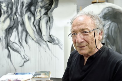 France, Ivry-sur-Seine (94), l'artiste plasticien Ernest Pignon-Ernest dans son atelier