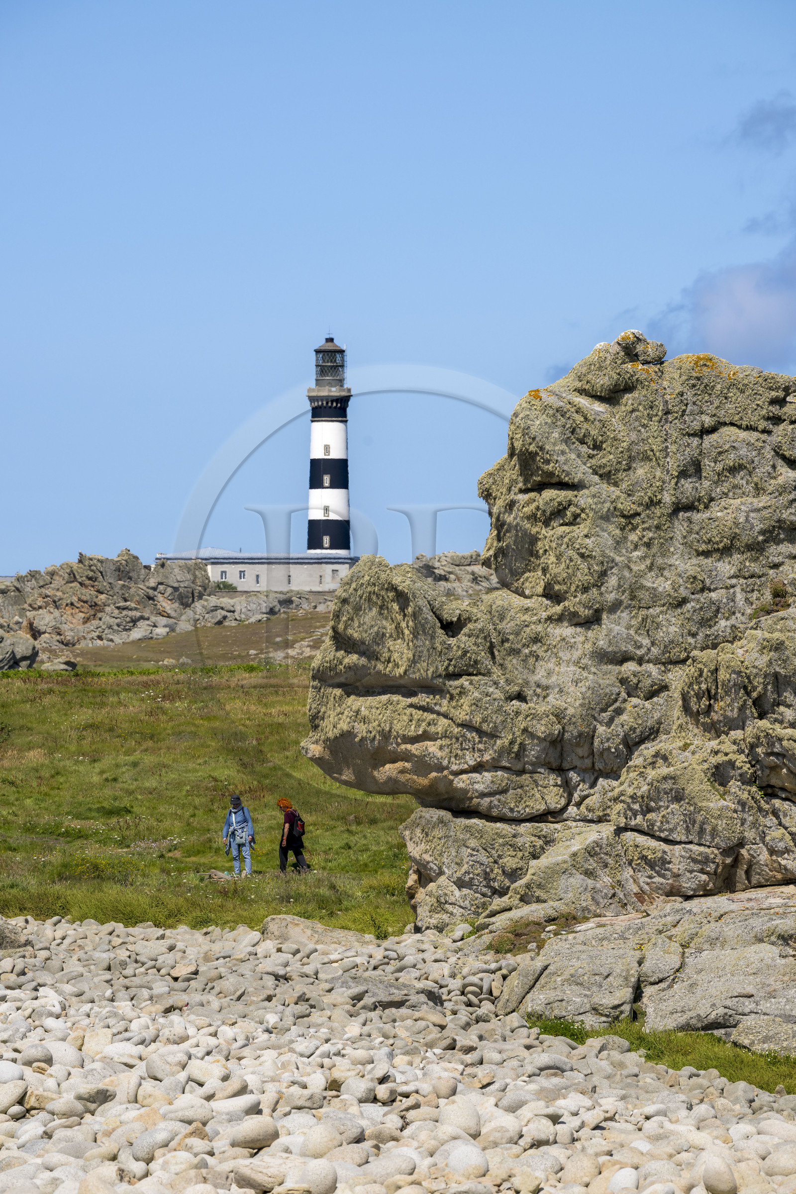 France, Finistère (29), Mer d'Iroise, Ile d'Ouessant, randonneurs à la Pointe de Pern et le phare du Créac’h en arrière plan
