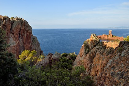 France, Var (83), Agay commune de Saint-Raphaël, massif de l'Estérel, la Corniche d'Or, la tour de l'Ile d'Or au large du cap du Dramont