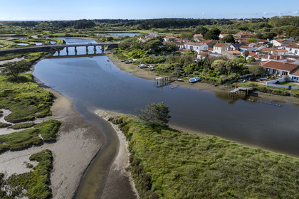 France, Vendée (85), Brem-sur-mer, village de La Gachère et le chenal du Havre de la Gachère (vue aérienne)