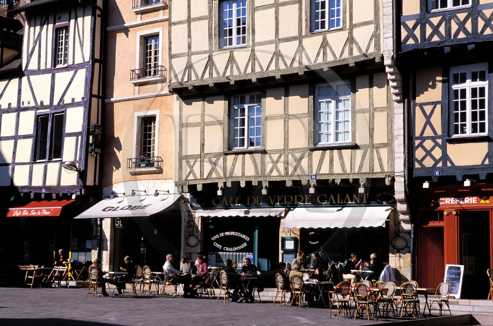 France, Saône-et-Loire (71), Châlon-sur-Saône, maisons anciennes à colombages place Saint-Vincent