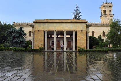 Géorgie, Kartlie intérieure, Gori, ville natale de Joseph Staline, la maison natale de Staline dans son écrin avec le musée Staline en arrière-plan
