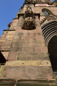 Allemagne, Bade-Wurtemberg, Fribourg en Brisgau, la cathédrale (Munster), gabarit pour la mesure du pain au Moyen-age sur la façade extérieure, variable en fonction des dates