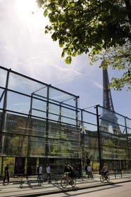 France, Paris (75), Musée du Quai Branly de l'architecte Jean Nouvel et la Tour Eiffel