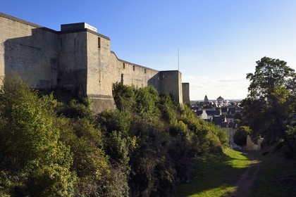 France, Calvados (14), Caen, les remparts du château ducal de Guillaume le Conquerant surplombant la vieille ville
